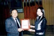 校長張紘炬於上週一的週會中，親自頒發淡江之光獎牌給甫獲得世界小姐第二名的保險四黃莉智。（圖\韓兆容）