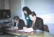 張校長率本校訪問歐洲代表團赴比利時達文西高等學院，與該校校長Prof. B. Devlammink(Pres-ident)簽訂學術交流協議書。（國交會提供）