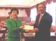 化學系校友張純明捐給母校新台幣五百萬元，由行政副校長張家宜代表接受。