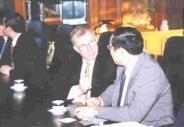 英國三軍聯合指揮參謀學院教育長Prof.Geoffrey&amp;nbspTil與張校長交換學術心得。（記者張佳萱攝影）