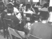 △左：中午時段排課，讓上課吃東西成為很多老師和同學們的默契。（陳竹偉攝）