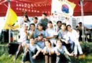 國企系同學在獲得全國大專漆彈錦標賽男子組  亞軍後，高興地捧著獎盃合影留念！（圖\國企系提供）