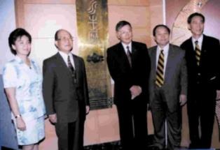 林文雄校友〈右三〉與創辦人張建邦〈左二〉、校長張紘炬〈右二〉為水牛廳銅鑄廳牌揭幕〈記者舒宜萍攝〉