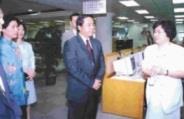 台東縣陳建年縣長〈中〉和縣府多位主管參觀本校圖書館，由黃鴻珠館長〈右〉親自導覽解說。〈記者張佳萱攝〉