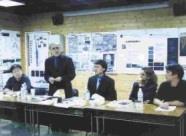 Prof. Alexander Tzonis（左二）正揭曉入選者。（記者劉育孜攝）