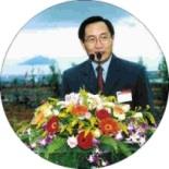 宜蘭縣長劉守成在植樹儀式上致詞，龜山鳥的輪廓在其背後清楚呈現。