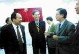 張校長（左）應邀參加大傳系四媒體啟用典禮，盛讚系主任張煦華（右）為改造該四媒體所做的努力。（記者張佳萱攝）
