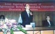 創辦人張建邦在姊妹校簽約典禮致詞。