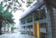 藝術中心大門氣派大方。（記者劉育孜攝）
