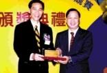本報獲得網頁競賽第三名，由學術副校長馮朝剛頒發獎牌，本報社長羅卓君領獎後合影。