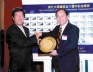 郵政總局局長鄭文政（左）蒞校與校長張紘炬共同主持校慶紀念郵票發行典禮。（馮文星攝）