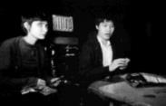 由楊聖弘、黃月惠飾演的一對中年夫婦，在看電視、吃零食的交談中，回憶起往事。