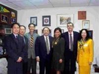 Malaga大學副校長Prof. Dr. Diego T.Bermudz Flores（右二）及日文系主任陳蘭芬（右三）拜會校長張紘炬（中）。（記者張佳萱攝）