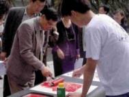 外語學院院長林耀福（左）親手製作版畫。（記者劉育孜攝）