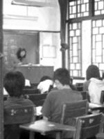 上課規則備受爭議，教務處表示尊重老師的意見。（記者劉育孜攝）