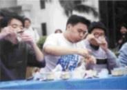 參加吃布丁比賽，吃完十七個布丁獲得第二名的林志諺（中）說：「我非常喜歡吃布丁，這是我參賽的原因。」（記者張佳萱攝）