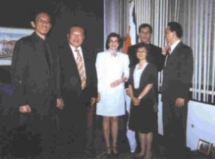 在哥斯大黎加的總統府，由副總統Elizabeth Ddio Benito（中）代表接見本校代表團，圖右起為我國駐哥大外交部參事周麟校友，拉研所教授白方濟、王秀琦、哥國副總統、陳雅鴻、宮國威。（圖/拉研所提供）