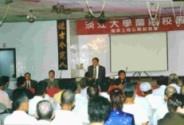 本校蘭陽校園雜項工程公開說明會，於上週四在礁溪三民社區舉行，當地居民對空氣、水與環境污染提出一些疑慮，校長張紘炬（中立者）一一提出說明。