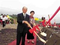 創辦人張建邦及董事長張姜文錙（右）親自動鏟，啟動蘭陽校園正式施工。