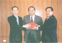 原管理學院院長歐陽良裕(左)將印信交與新任院長陳定國(右)，由校長張紘炬(中)監交。(圖�張佳萱)