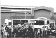 換搭公車，同學不擠上，就遲到。(圖�曾昱偉攝)