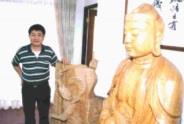 吳榮賜和他的木雕作品。（曾昱偉攝）