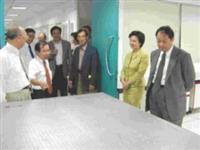 育成中心開幕剪綵後，校長及副校長站在光學桌前，聽理學院院長陳幹男講解其用途。（記者邱啟原攝影）