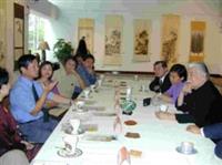 淡水鎮長郭哲道（圖左二）與本校藝術中心主任李奇茂（圖右一）研商舉辦文藝季。（圖�張佳萱攝）
