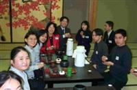 由國交處主任陳惠美（中穿紅衣者）帶領本校茶藝社同學（左排）與駒澤大學（右排四位）同學一起切磋茶道。（課指組提供）