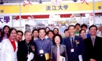 △博覽會期間，正值教育部政務次長范巽綠到場視察，由於她是本校七十年美研所畢業校友，在場服務同學馬上嘴甜的以「學姐」稱呼，逗得她很開心，也和師長同學們留下難得的合影。（照片由課指組提供）