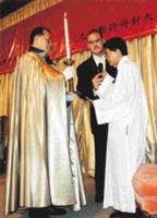 侯登見在神父的見證下，宣誓將為亞太地區的人民福祉，繼續貢獻心力。