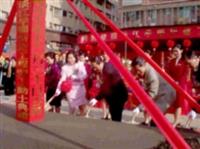 「淡江學園」開工動土典禮中，本校校長張紘炬（左三）、兩位副校長張家宜（左一）、馮朝剛（左四）與利挺建設董事長鄭雲（左二）一同動鏟。（記者舒宜萍攝）
