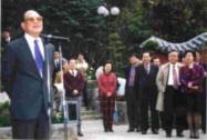 覺軒花園啟用，由創辦人張建邦揭幕，校長張紘炬（上圖一）、副校長張家宜（上圖二）率同仁在旁觀禮。（馮文星、陳國良攝）