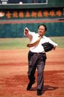 校長張紘炬主持開球，架勢十足又快速的投球，引起場外陣陣的歡呼。（攝影�記者陳震霆）