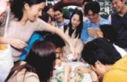 吃海之冰比賽，同學們圍著起鬨，現場熱鬧非凡，笑聲四起。（記者陳震霆攝影）