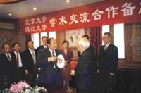 本校校長張紘炬與北大簽署兩校學術交流合作備忘錄，並贈送禮物。