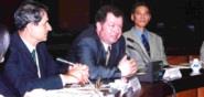 俄羅斯遠東國立大學副校長Prof. Alexander P. Golikov（圖中）及該校教授Prof. Vladimir N. Usatyuk（圖左）將參訪本校覺生圖書館及資訊中心。（記者舒宜萍攝）