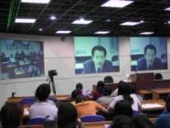 鍾衣緹於得獎後歡喜的與林肯學社秘書（右）合影。