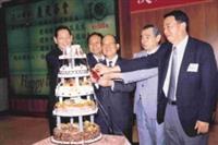 本社創辦人張建邦（圖中）與本社歷任發行人，左起鈕撫民、張紘炬、林雲山、李德昭一同切下蛋糕。（陳國良攝）