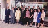 本校訪日參訪團，由行副張家宜（左三）率領，抵平成大學校門，與該校理事長佐藤榮太郎（左四）、董事蓮見弘（左二）、校長中村勝範（左一）合影。