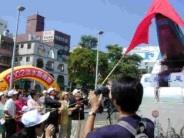 淡水鎮長郭哲道（左三）、本校文錙藝術中心主任李奇茂（左四）及鎮民代表多人，一同為「藝航滬尾」揭幕，正式宣示淡水藝術節開始啟航。（記者邱啟原攝影）