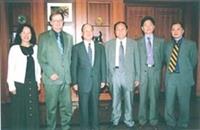 加拿大亞瑟柏大學遠距教學主任泰瑞•安德森（Terry Anderson）教授（左二）在二十一日會見本校創辦人張建邦博士（左三）與校長張紘炬博士（左四），並與國交處主任陳惠美及教發中心主任胡宜仁、遠距教學組組長郭經華交換意見。（記者陳國良攝）