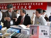上週二教育部訪視委員蒞校，對本校所陳列的資料進行查核，文學院院長高柏園（左一）、中文系主任崔成宗（右一）在旁說明。（記者張佳萱攝）