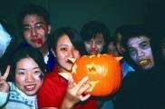 英語會話社同學在萬聖節辦Gost Party，同學們全以鬼怪扮相出場，抱著南瓜又笑又鬧。（英會社提供）