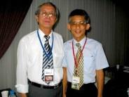 黃炳煌 哥倆好    教育部訪視委員、真理大學教務長黃炳煌（圖右）蒞校訪視，本校教育學院院長黃炳煌在場接受訪視，兩位黃炳煌初次相見，分外高興。本校黃院長較年長，真理黃教務長是小老弟，他也是本校數學系畢業學、碩士，其夫人是本校人事室組長劉淑媛。（記者張佳萱攝）