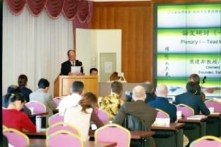 創辦人張建邦博士於「全球未來學教育：創新方法、實務與制度」國際學術研討會中致詞表示，培養具有全球發展洞察力的領導者是本校成立未來學研究所的目標。（記者陳震霆攝）