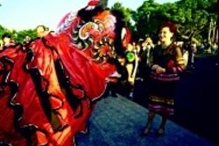 董事長張姜文錙女士欣賞舞獅表演，並致贈紅包嘉勉。