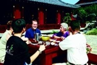 來校參加未來學研討會的學者於覺軒花園品茗。