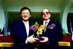創辦人頒發金鷹獎給淡江菁英釱微軟大中華區總裁黃存義校友。