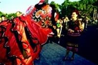 董事長張姜文錙女士欣賞舞獅表演，並致贈紅包嘉勉。